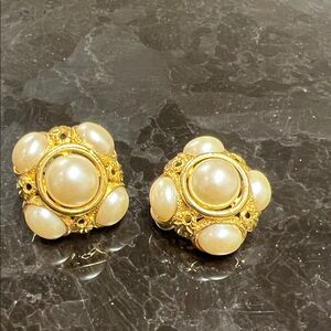 Vintage Elegant Gold and Cream Pearl clip on Earrings